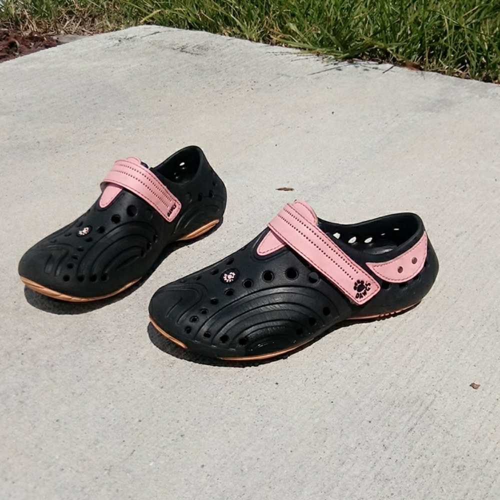 Kids slip on Dawgs